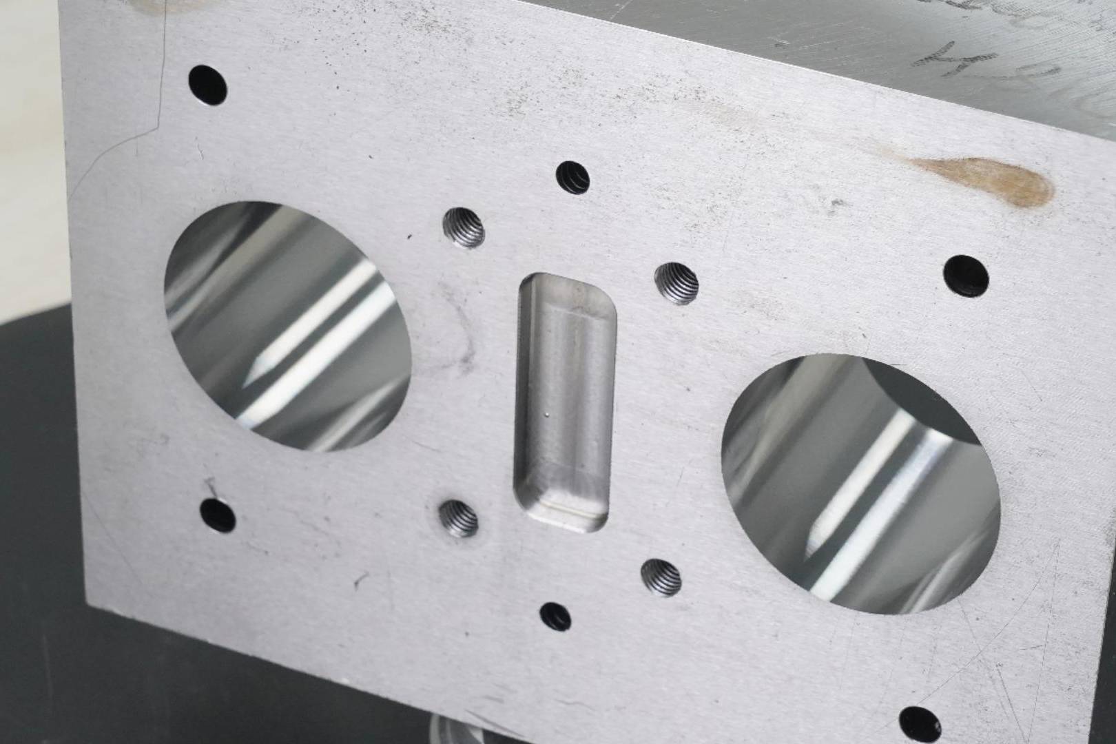 模具精密孔加工新選擇,利工數(shù)控精密立式深孔鉆_利工_精密_孔鉆